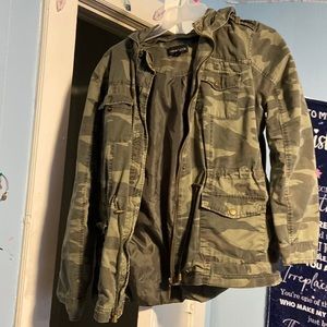 This is a size large but I would say it fits more a medium